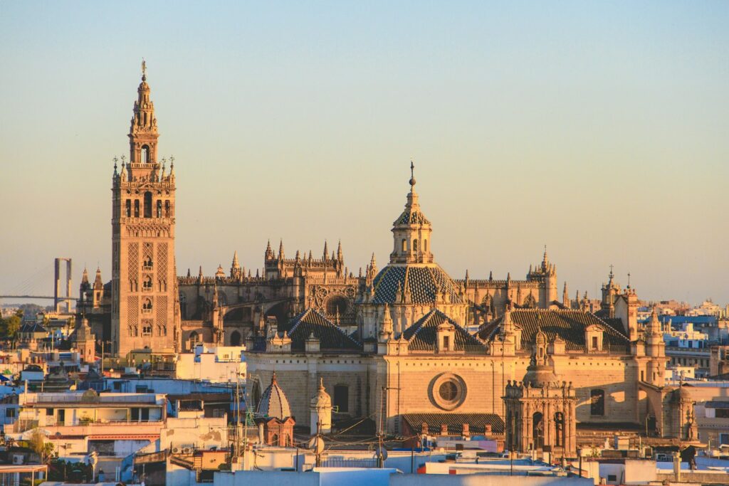La Giralda et la cathédrale de Séville au-dessus des toits